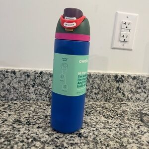 UO Exclusive Color: Take a Hike 24oz FreeSip Owala